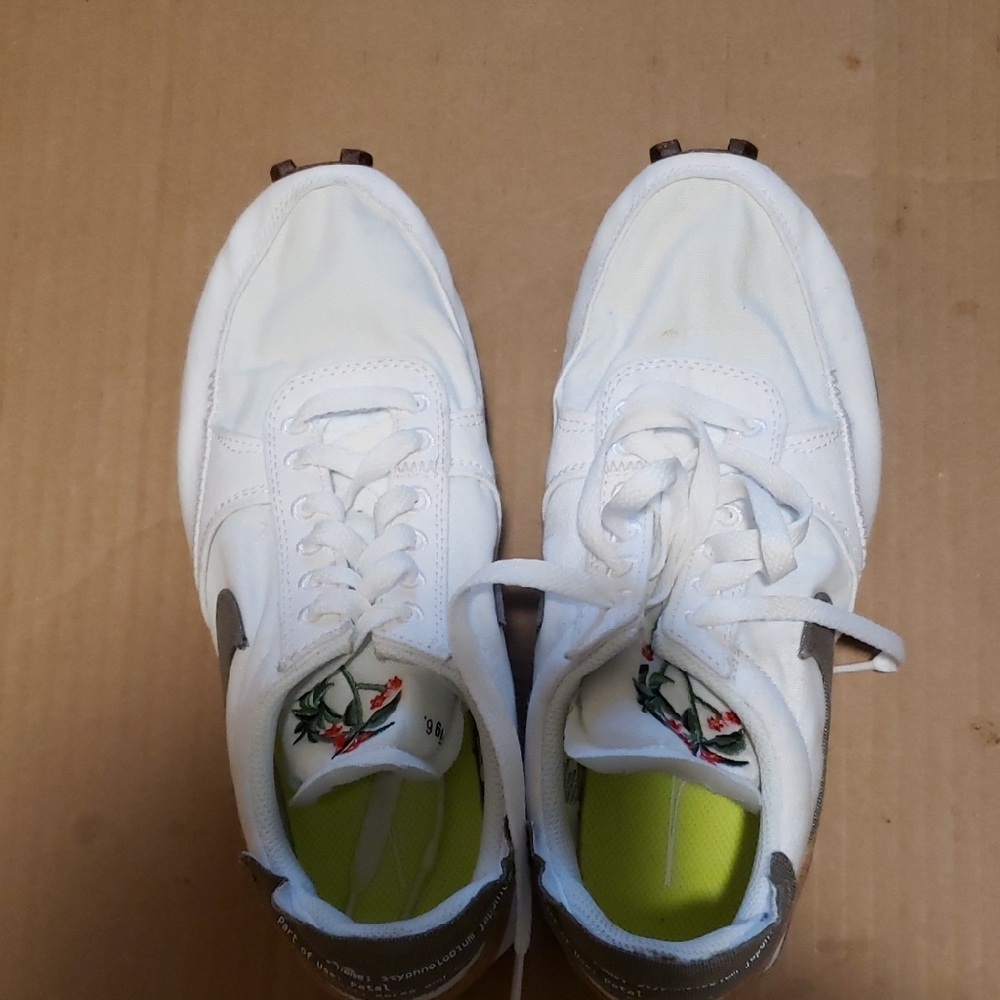 Nike White and Gray Athletic Shoes. CZ9926-100. VGC
